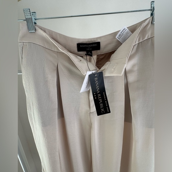 Women’s Banana Republic Wide Leg Satin Cream Pants, size 4 - Picture 7 of 10
